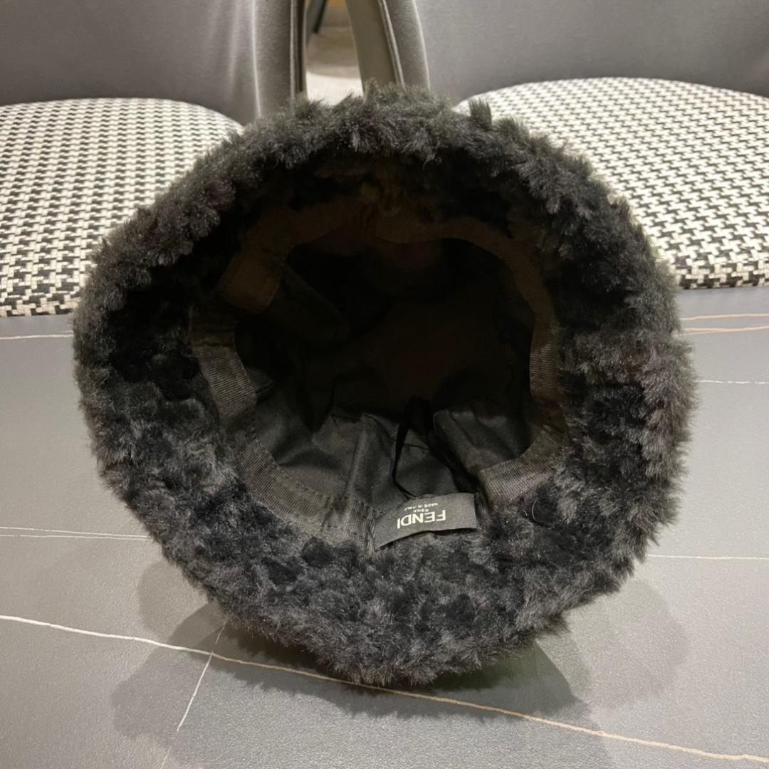  FENDI芬迪2025秋冬羊羔毛绒渔夫帽完全是超级完美的诠
上头性感又帅气 双双在线！没有哪个女孩子拒