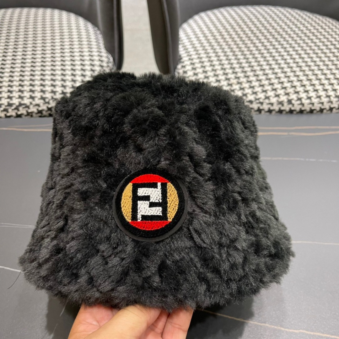  FENDI芬迪2025秋冬羊羔毛绒渔夫帽完全是超级完美的诠
上头性感又帅气 双双在线！没有哪个女孩子拒