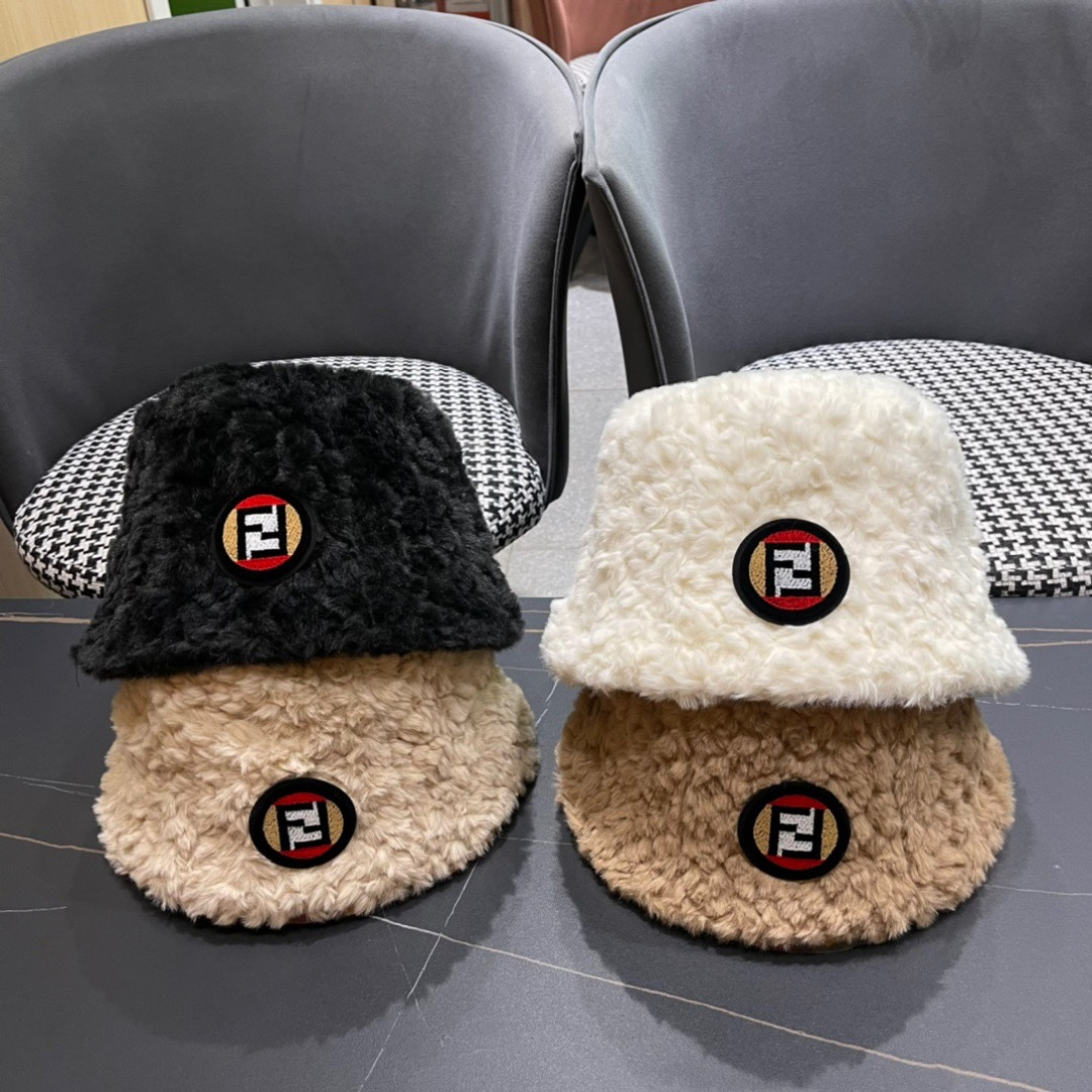  FENDI芬迪2025秋冬羊羔毛绒渔夫帽完全是超级完美的诠
上头性感又帅气 双双在线！没有哪个女孩子拒