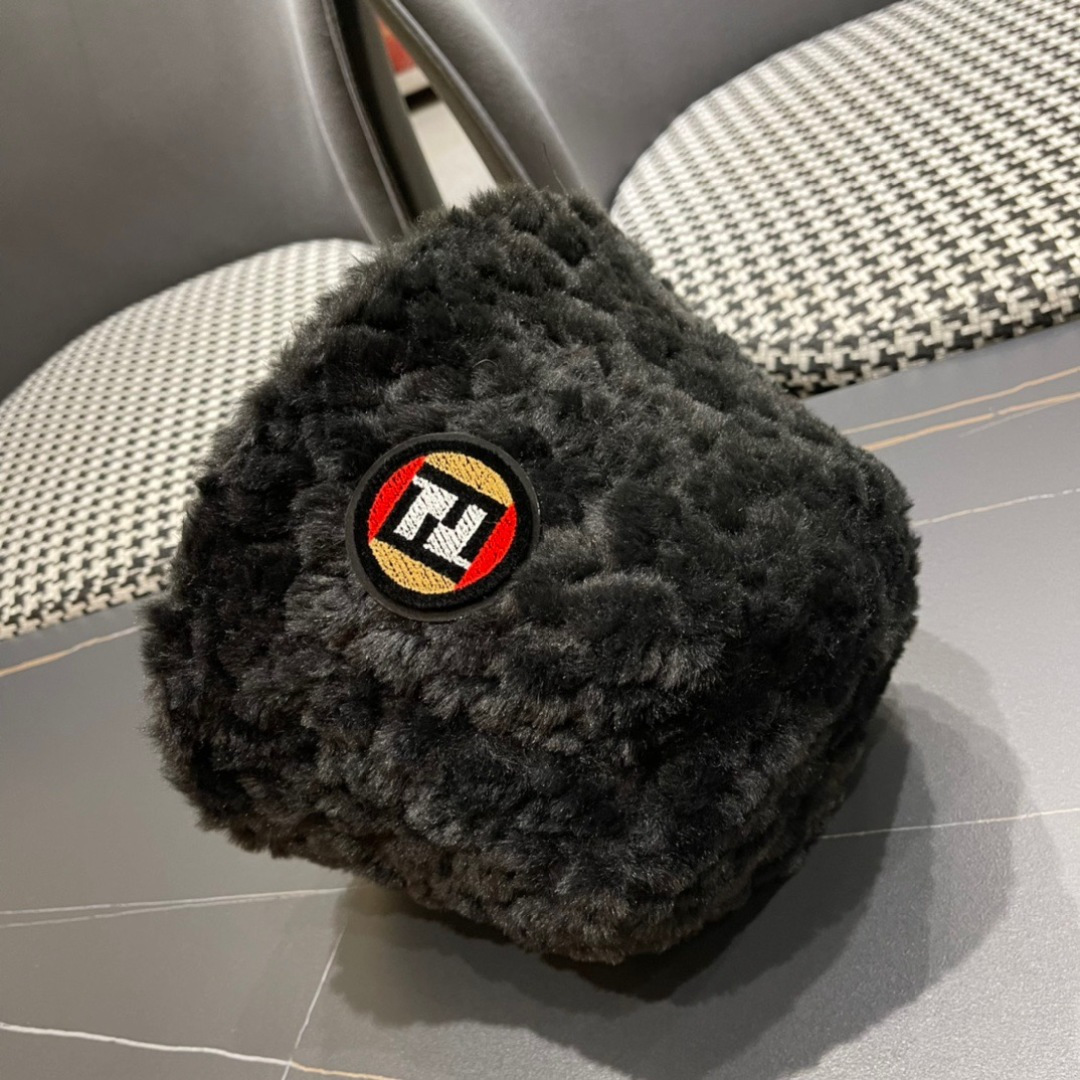  FENDI芬迪2025秋冬羊羔毛绒渔夫帽完全是超级完美的诠
上头性感又帅气 双双在线！没有哪个女孩子拒