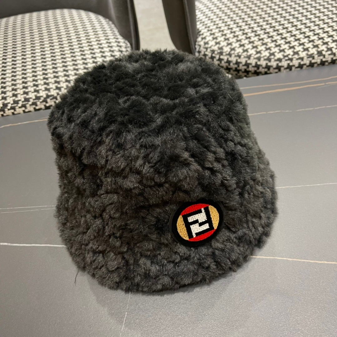  FENDI芬迪2025秋冬羊羔毛绒渔夫帽完全是超级完美的诠
上头性感又帅气 双双在线！没有哪个女孩子拒