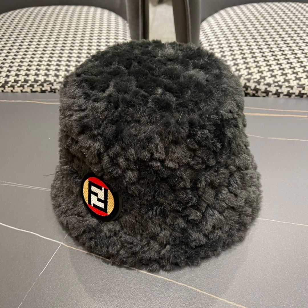  FENDI芬迪2025秋冬羊羔毛绒渔夫帽完全是超级完美的诠
上头性感又帅气 双双在线！没有哪个女孩子拒