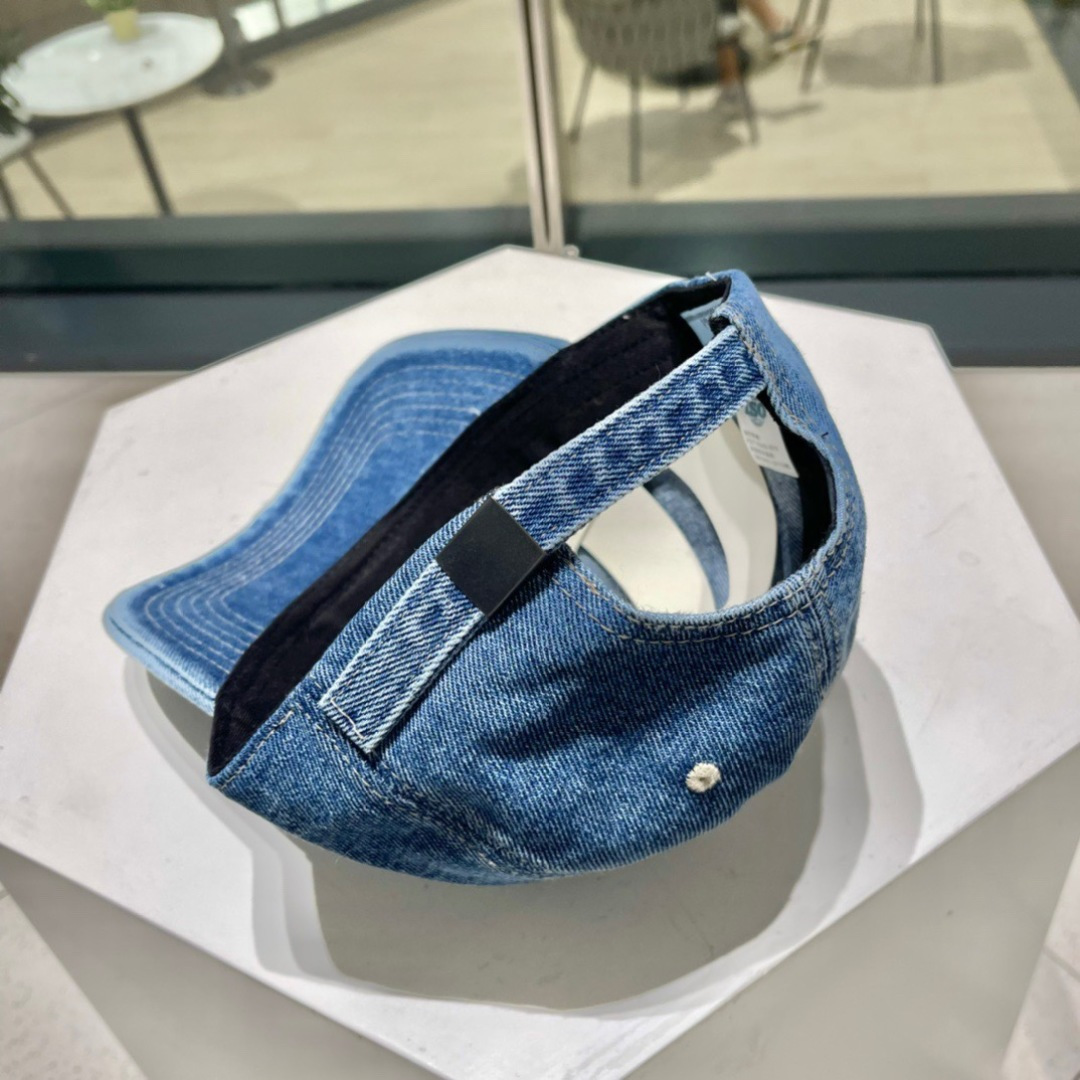   PRADA 普拉达 新款牛仔破洞棒球帽
现货秒发
 🧢简约时尚超级无敌好看的帽子！情侣款！原单货比起