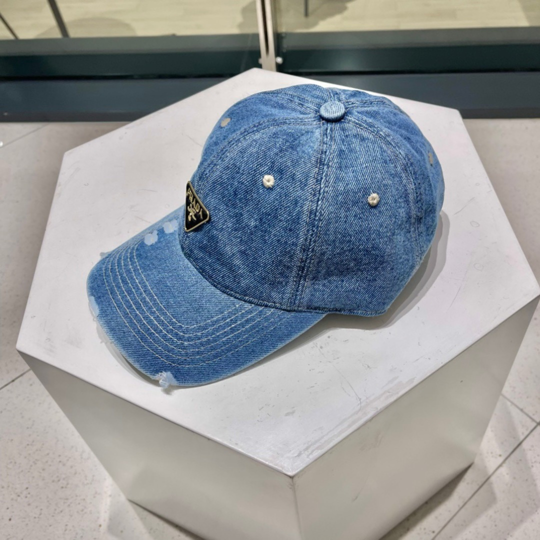   PRADA 普拉达 新款牛仔破洞棒球帽
现货秒发
 🧢简约时尚超级无敌好看的帽子！情侣款！原单货比起