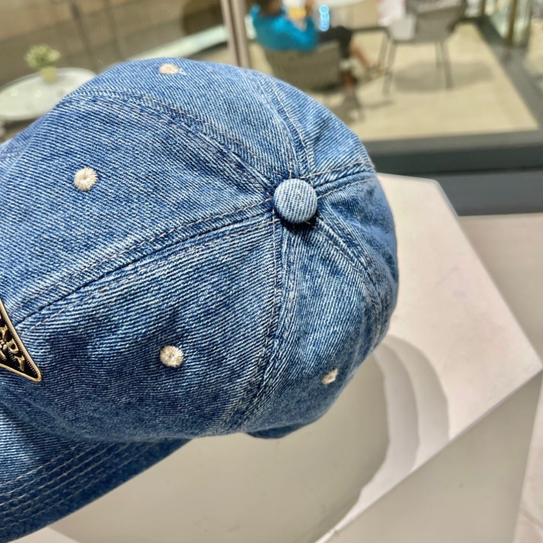   PRADA 普拉达 新款牛仔破洞棒球帽
现货秒发
 🧢简约时尚超级无敌好看的帽子！情侣款！原单货比起