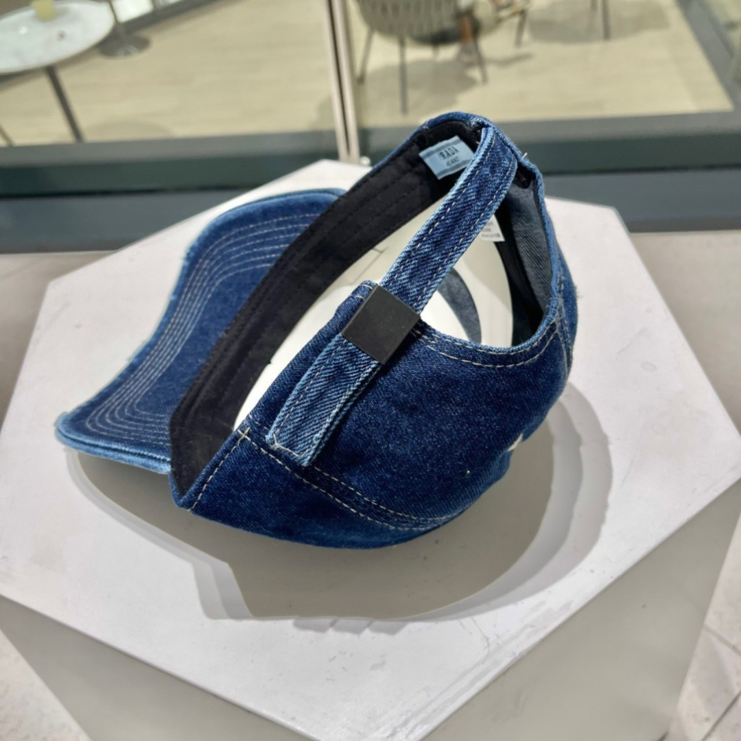   PRADA 普拉达 新款牛仔破洞棒球帽
现货秒发
 🧢简约时尚超级无敌好看的帽子！情侣款！原单货比起