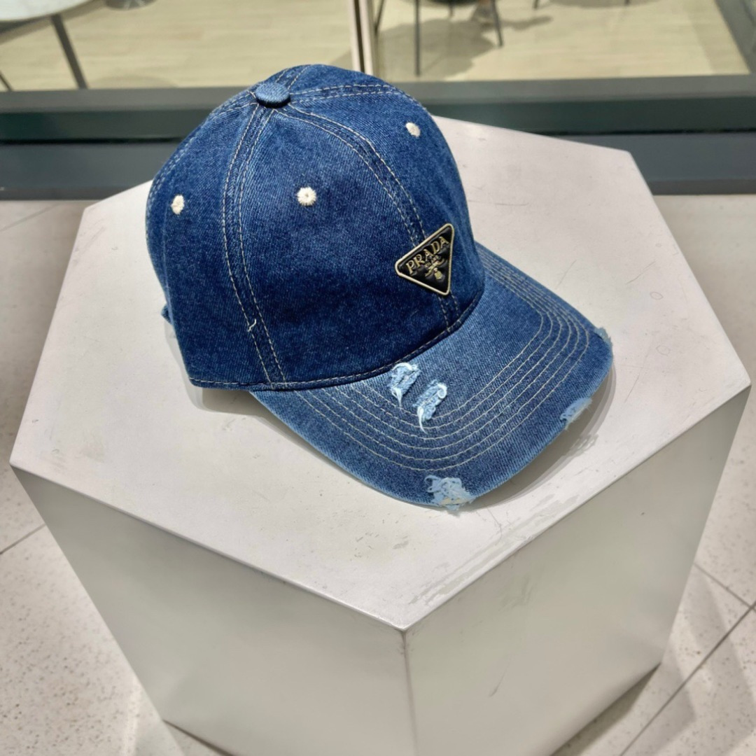   PRADA 普拉达 新款牛仔破洞棒球帽
现货秒发
 🧢简约时尚超级无敌好看的帽子！情侣款！原单货比起