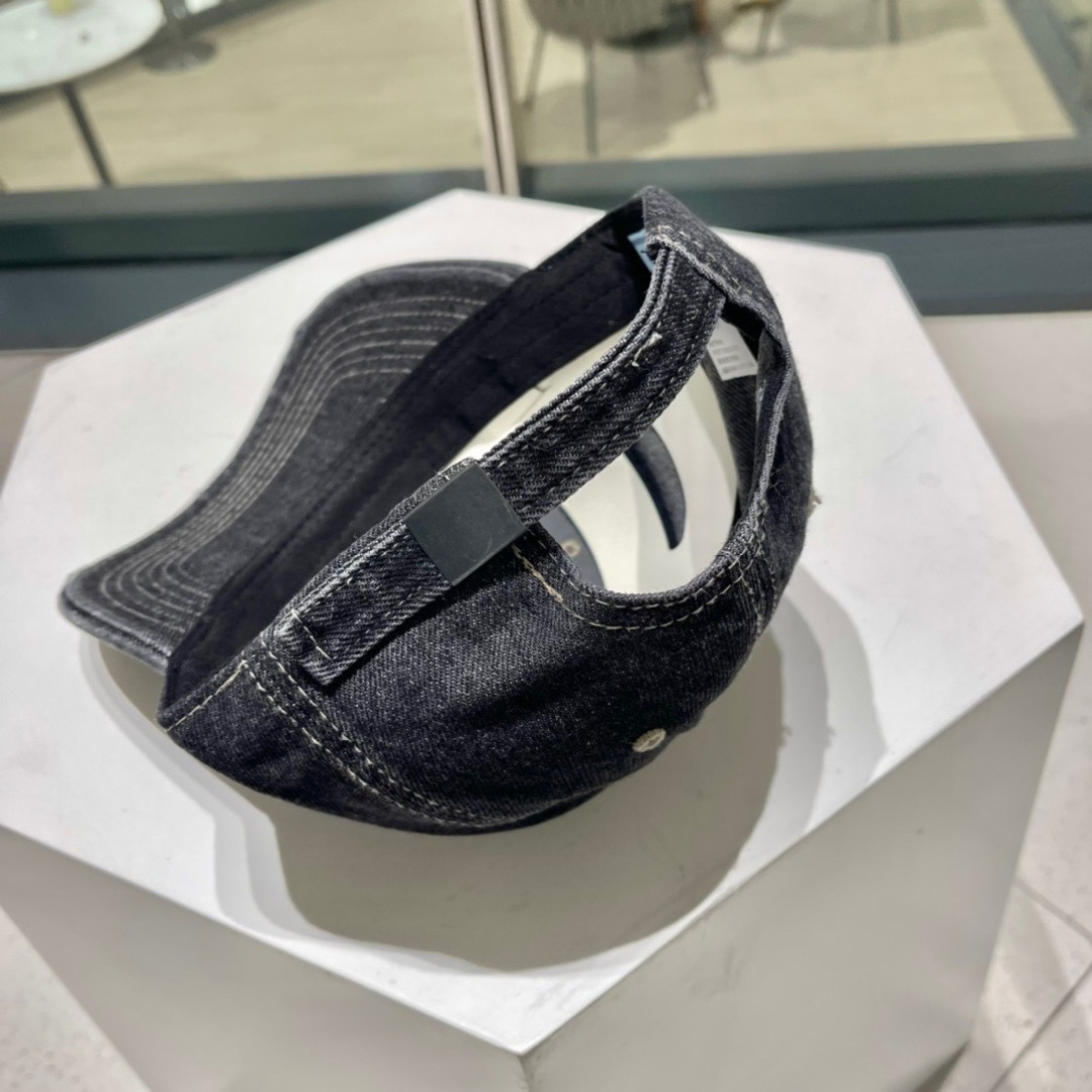   PRADA 普拉达 新款牛仔破洞棒球帽
现货秒发
 🧢简约时尚超级无敌好看的帽子！情侣款！原单货比起