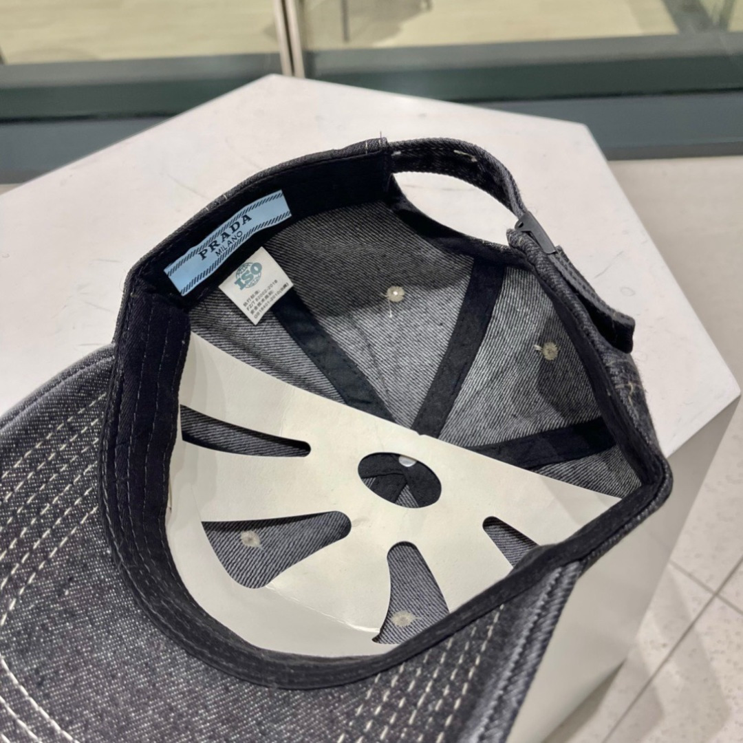   PRADA 普拉达 新款牛仔破洞棒球帽
现货秒发
 🧢简约时尚超级无敌好看的帽子！情侣款！原单货比起
