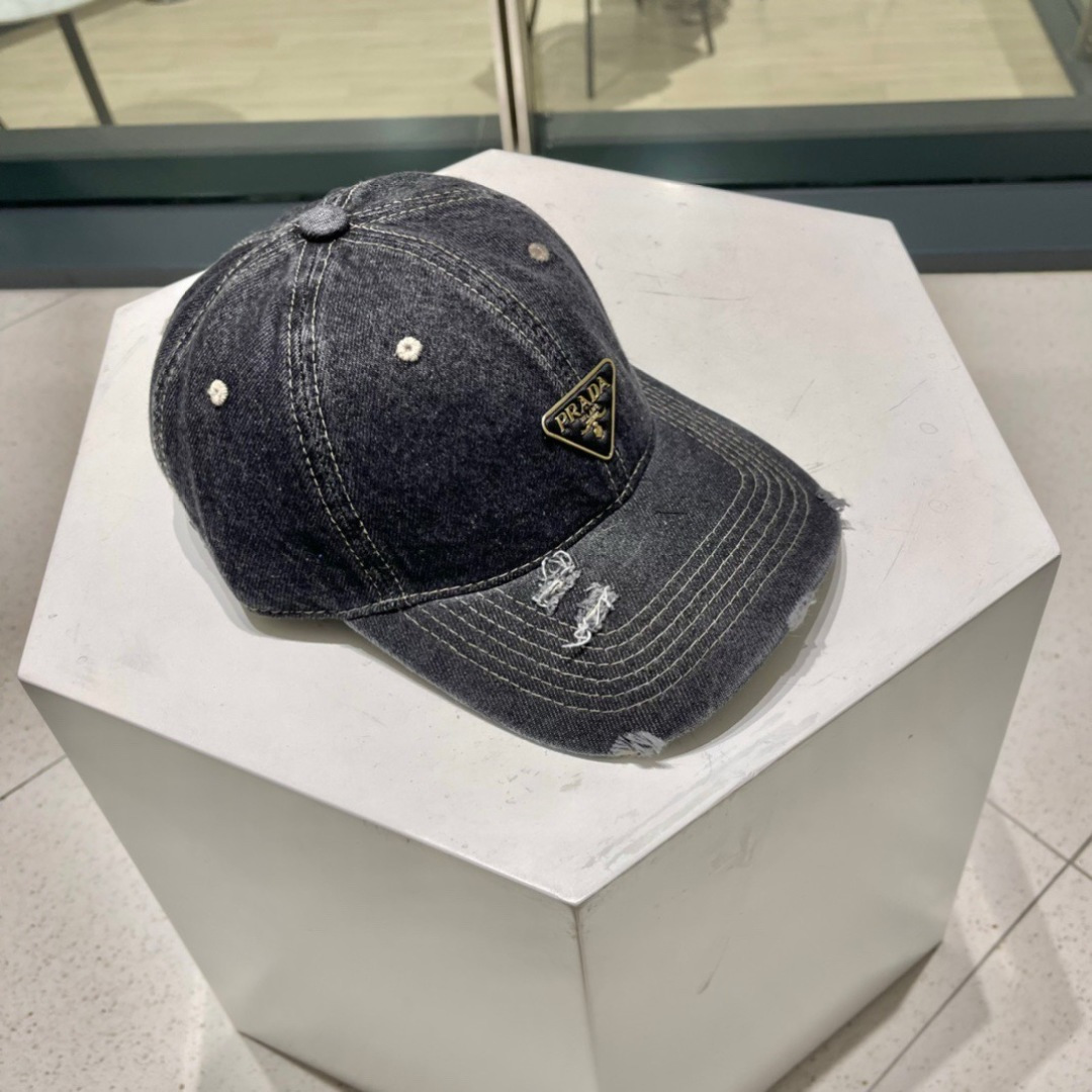   PRADA 普拉达 新款牛仔破洞棒球帽
现货秒发
 🧢简约时尚超级无敌好看的帽子！情侣款！原单货比起