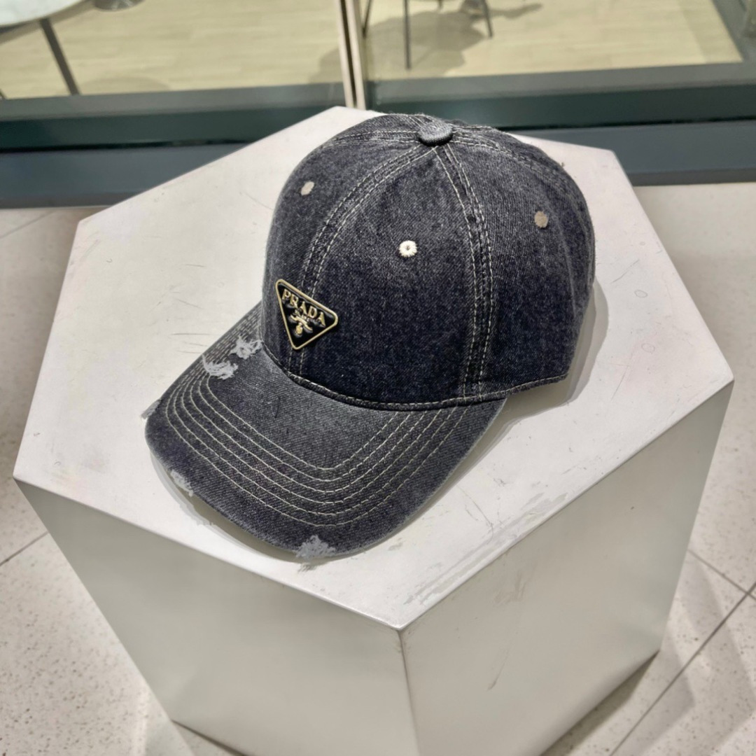   PRADA 普拉达 新款牛仔破洞棒球帽
现货秒发
 🧢简约时尚超级无敌好看的帽子！情侣款！原单货比起