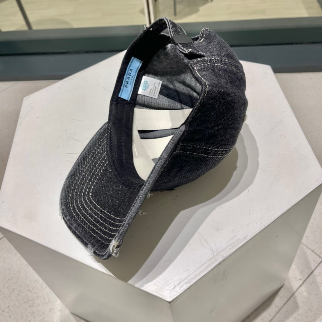   PRADA 普拉达 新款牛仔破洞棒球帽
现货秒发
 🧢简约时尚超级无敌好看的帽子！情侣款！原单货比起