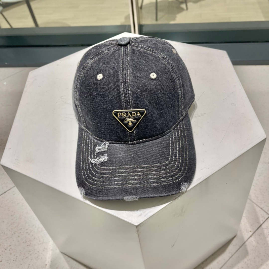   PRADA 普拉达 新款牛仔破洞棒球帽
现货秒发
 🧢简约时尚超级无敌好看的帽子！情侣款！原单货比起