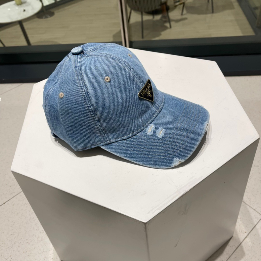   PRADA 普拉达 新款牛仔破洞棒球帽
现货秒发
 🧢简约时尚超级无敌好看的帽子！情侣款！原单货比起