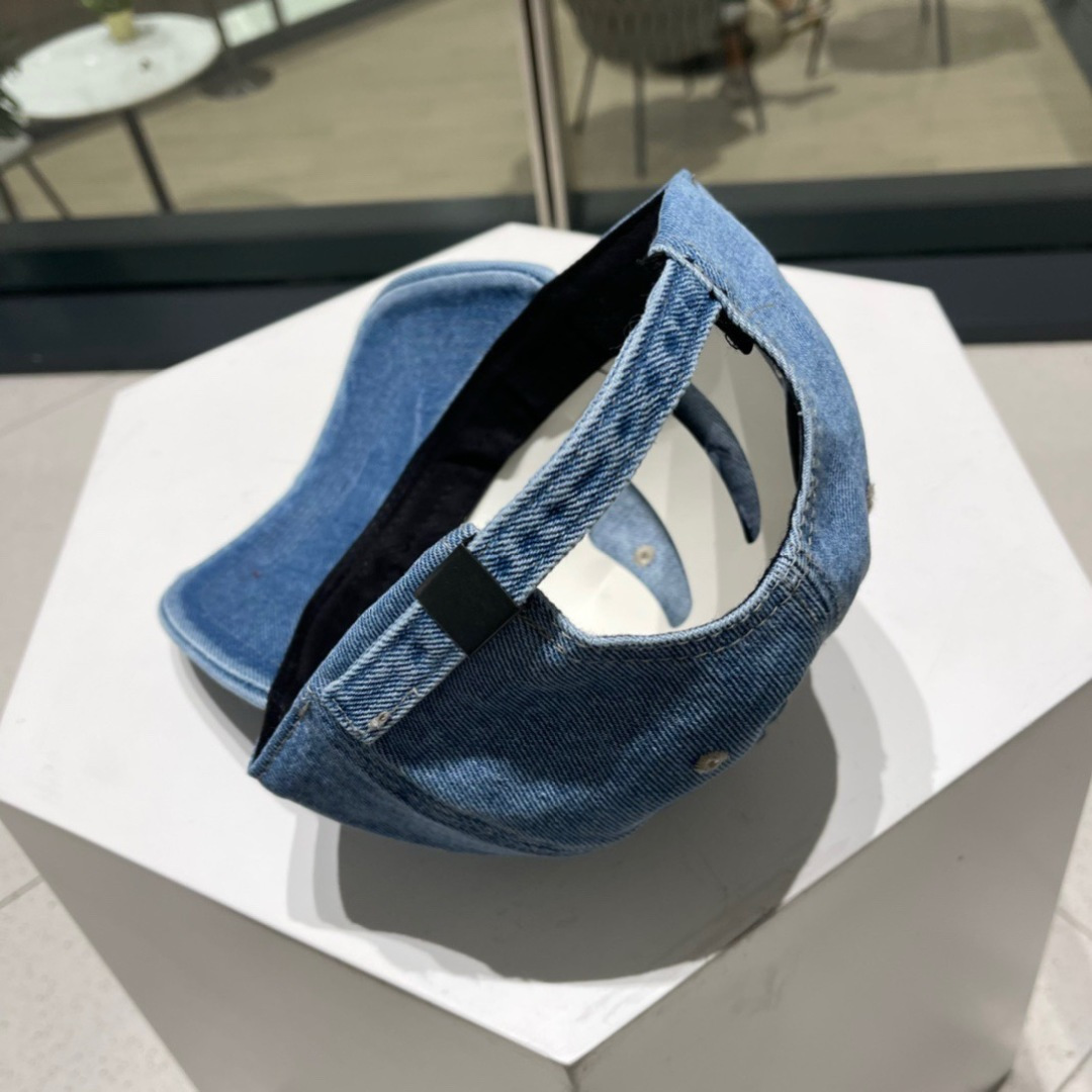   PRADA 普拉达 新款牛仔破洞棒球帽
现货秒发
 🧢简约时尚超级无敌好看的帽子！情侣款！原单货比起