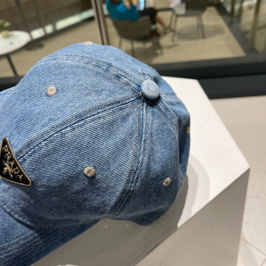   PRADA 普拉达 新款牛仔破洞棒球帽
现货秒发
 🧢简约时尚超级无敌好看的帽子！情侣款！原单货比起