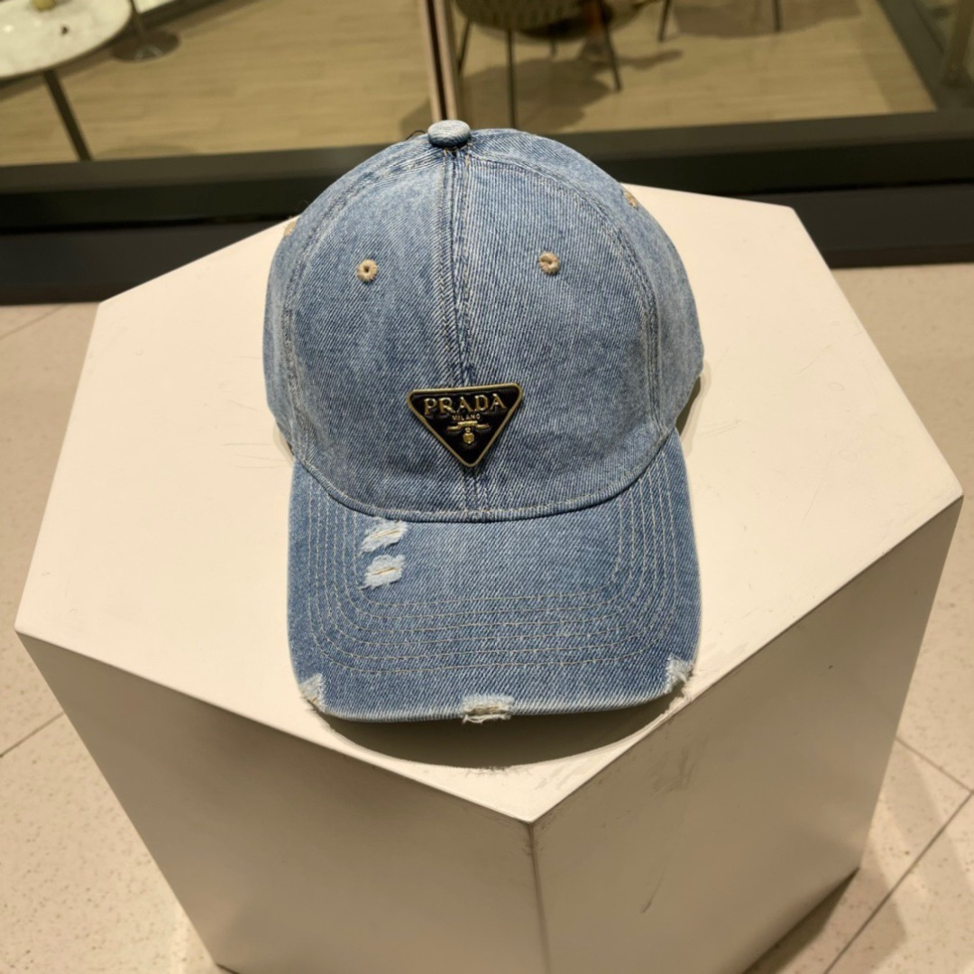   PRADA 普拉达 新款牛仔破洞棒球帽
现货秒发
 🧢简约时尚超级无敌好看的帽子！情侣款！原单货比起