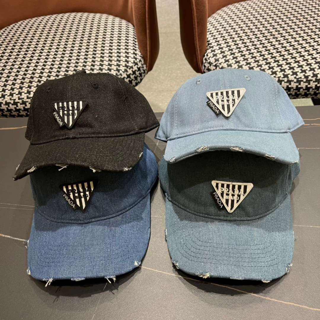 
火爆倒三角四色出货！
Prada(普拉达)经典原单牛仔棒球帽， 经典倒三角金轻盈透气！质量超赞，基础头