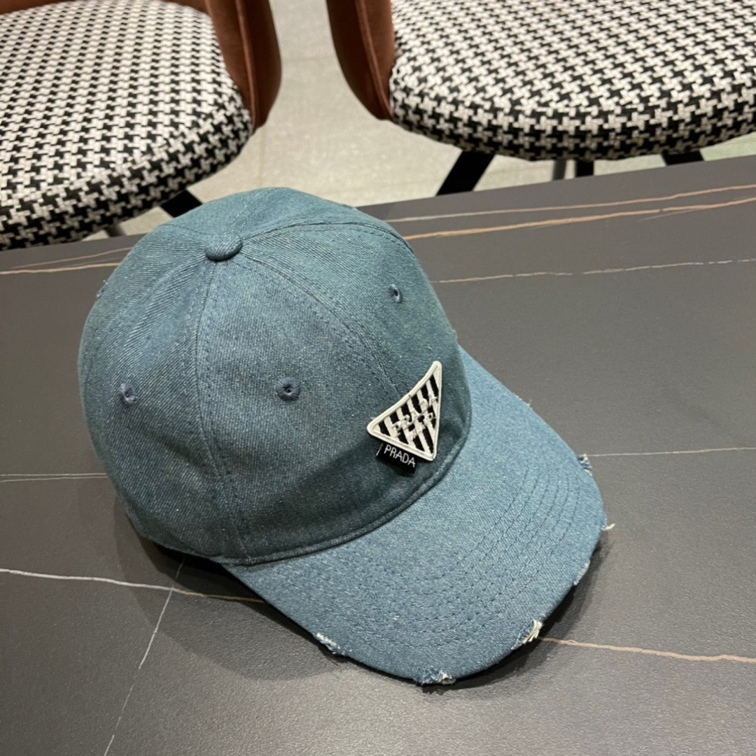 
火爆倒三角四色出货！
Prada(普拉达)经典原单牛仔棒球帽， 经典倒三角金轻盈透气！质量超赞，基础头
