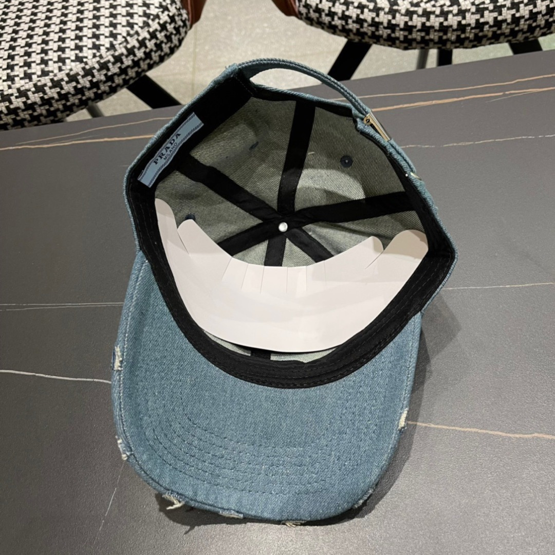 
火爆倒三角四色出货！
Prada(普拉达)经典原单牛仔棒球帽， 经典倒三角金轻盈透气！质量超赞，基础头