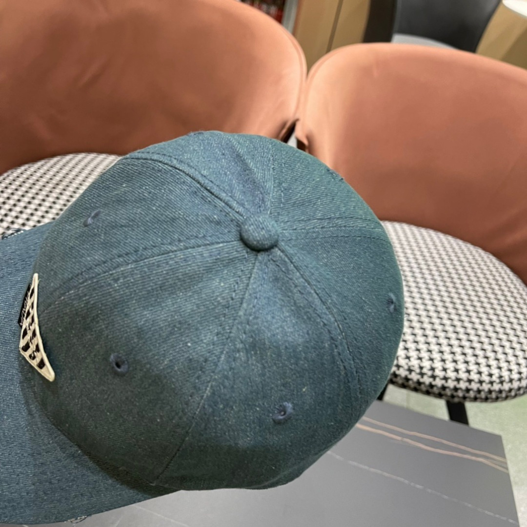 
火爆倒三角四色出货！
Prada(普拉达)经典原单牛仔棒球帽， 经典倒三角金轻盈透气！质量超赞，基础头