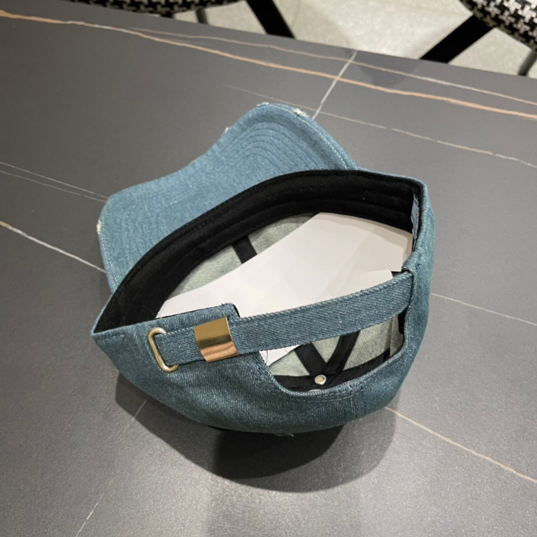 
火爆倒三角四色出货！
Prada(普拉达)经典原单牛仔棒球帽， 经典倒三角金轻盈透气！质量超赞，基础头