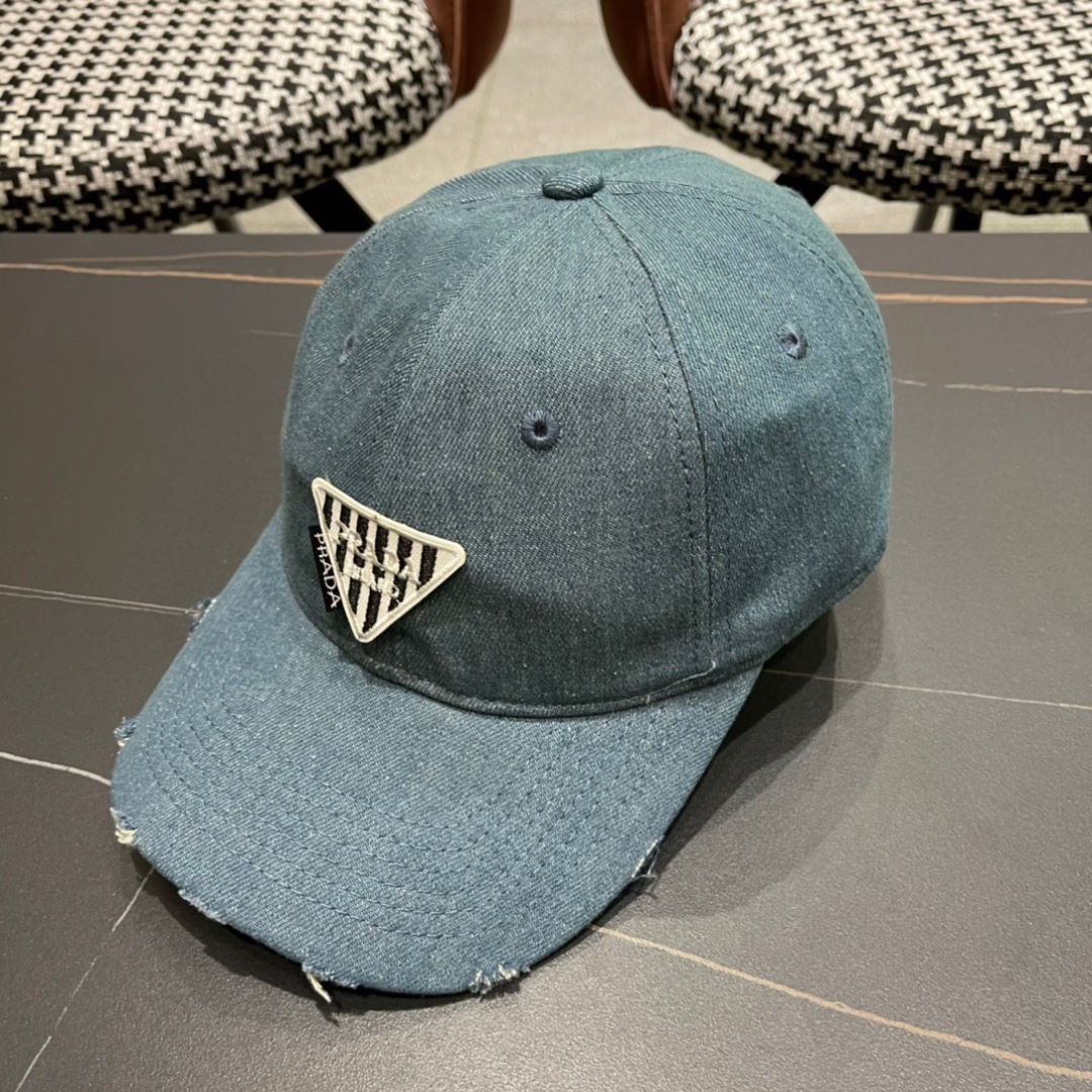 
火爆倒三角四色出货！
Prada(普拉达)经典原单牛仔棒球帽， 经典倒三角金轻盈透气！质量超赞，基础头