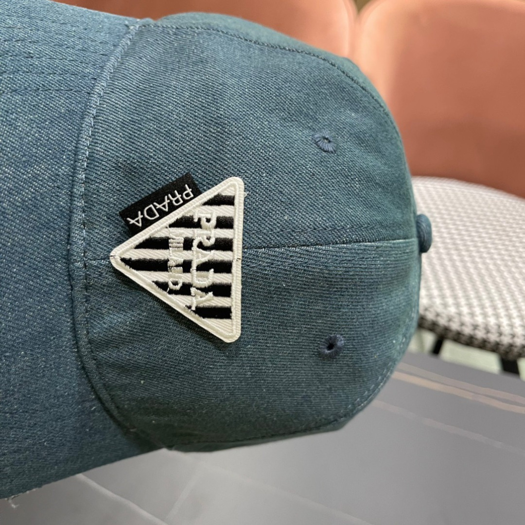 
火爆倒三角四色出货！
Prada(普拉达)经典原单牛仔棒球帽， 经典倒三角金轻盈透气！质量超赞，基础头