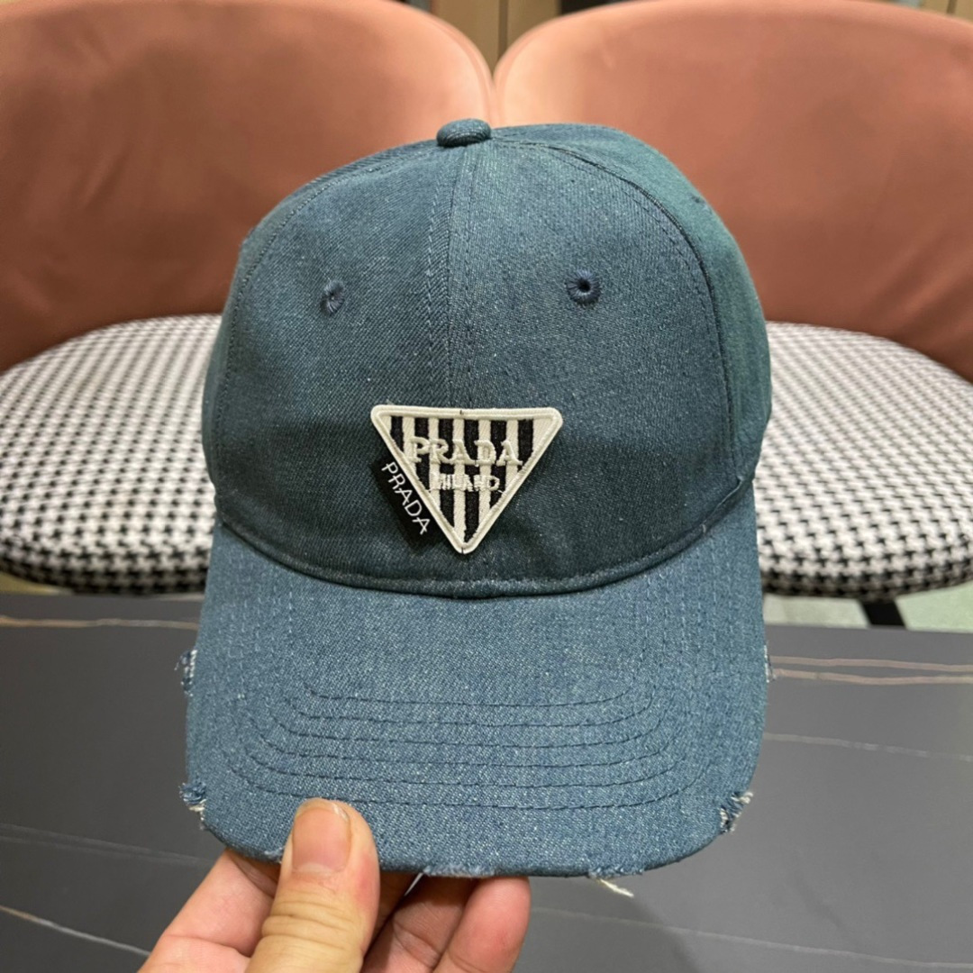 
火爆倒三角四色出货！
Prada(普拉达)经典原单牛仔棒球帽， 经典倒三角金轻盈透气！质量超赞，基础头