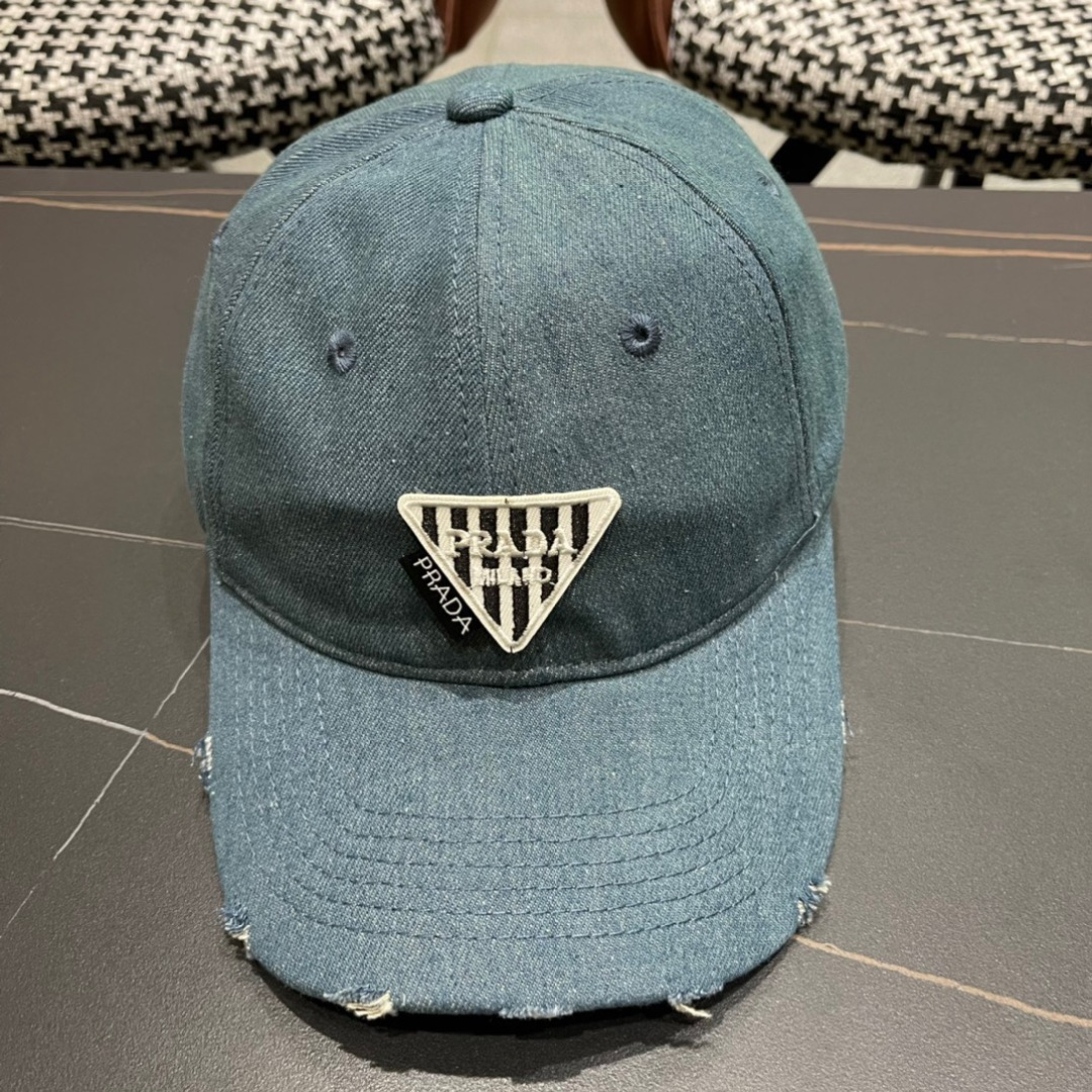 
火爆倒三角四色出货！
Prada(普拉达)经典原单牛仔棒球帽， 经典倒三角金轻盈透气！质量超赞，基础头