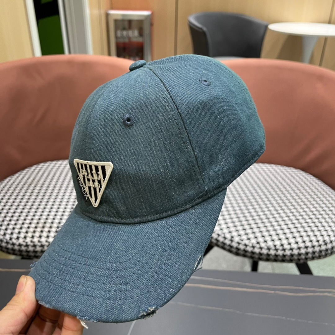 
火爆倒三角四色出货！
Prada(普拉达)经典原单牛仔棒球帽， 经典倒三角金轻盈透气！质量超赞，基础头