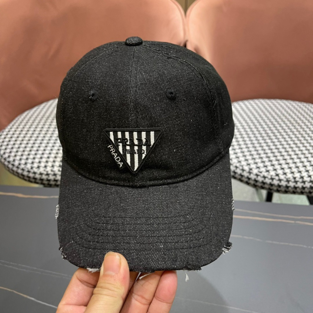 
火爆倒三角四色出货！
Prada(普拉达)经典原单牛仔棒球帽， 经典倒三角金轻盈透气！质量超赞，基础头