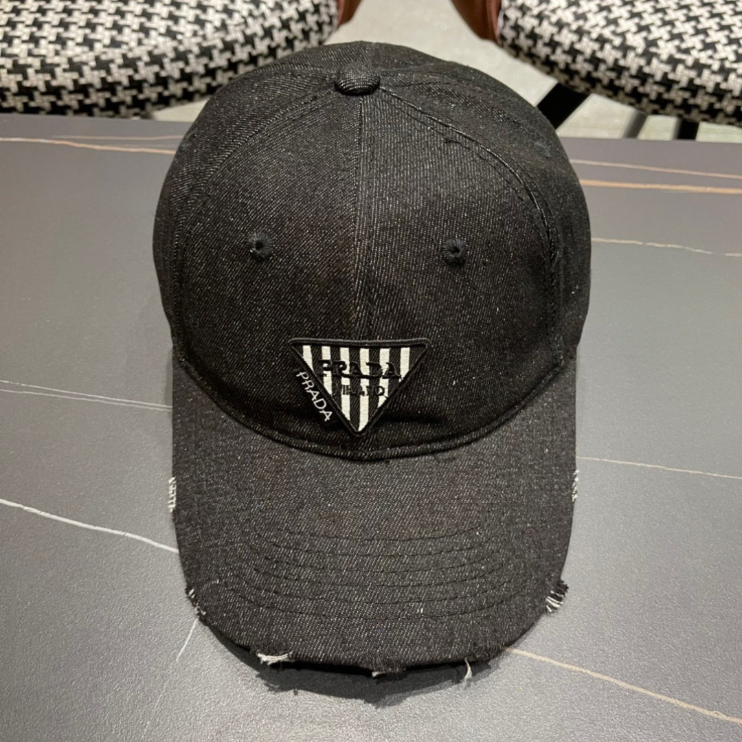 
火爆倒三角四色出货！
Prada(普拉达)经典原单牛仔棒球帽， 经典倒三角金轻盈透气！质量超赞，基础头