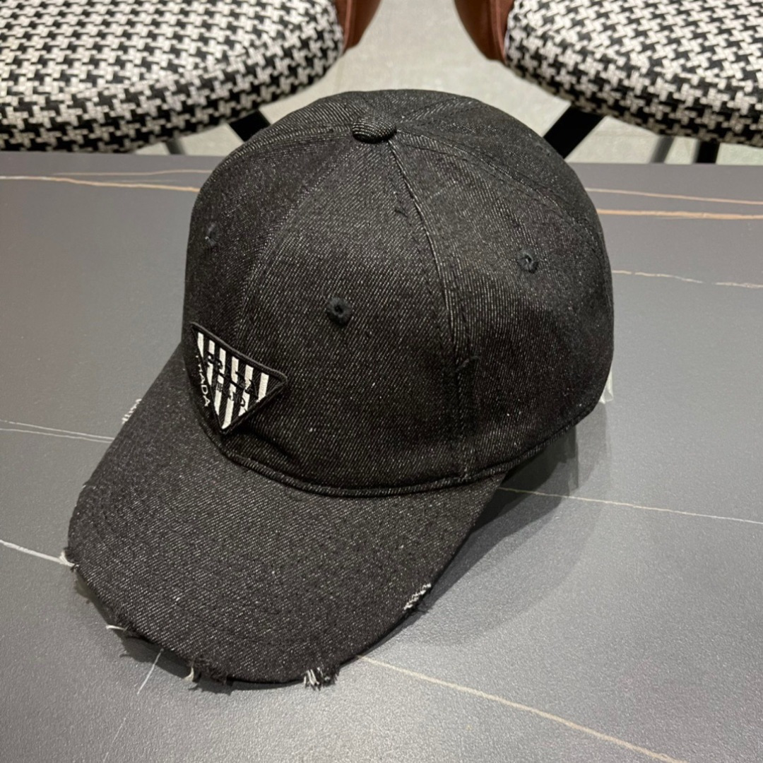 
火爆倒三角四色出货！
Prada(普拉达)经典原单牛仔棒球帽， 经典倒三角金轻盈透气！质量超赞，基础头