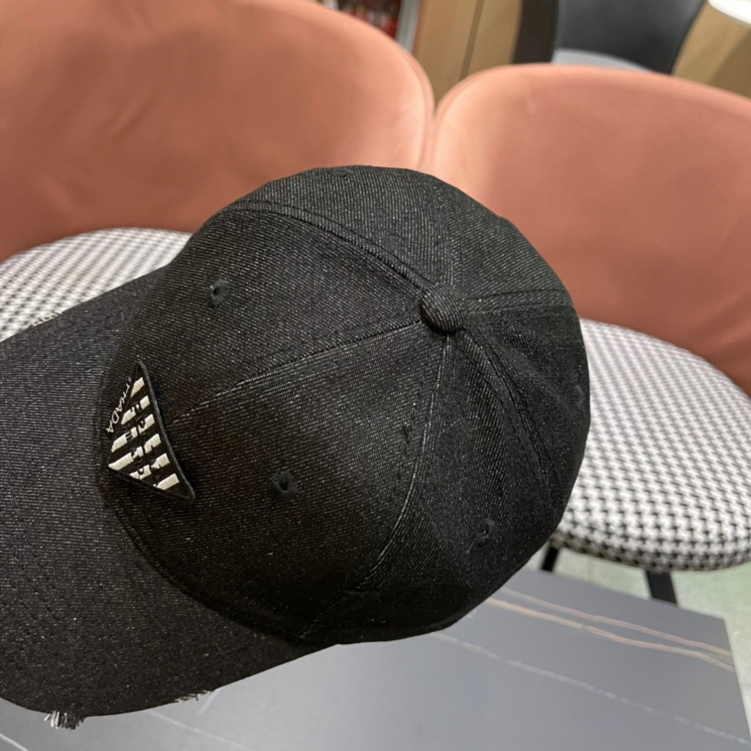 
火爆倒三角四色出货！
Prada(普拉达)经典原单牛仔棒球帽， 经典倒三角金轻盈透气！质量超赞，基础头