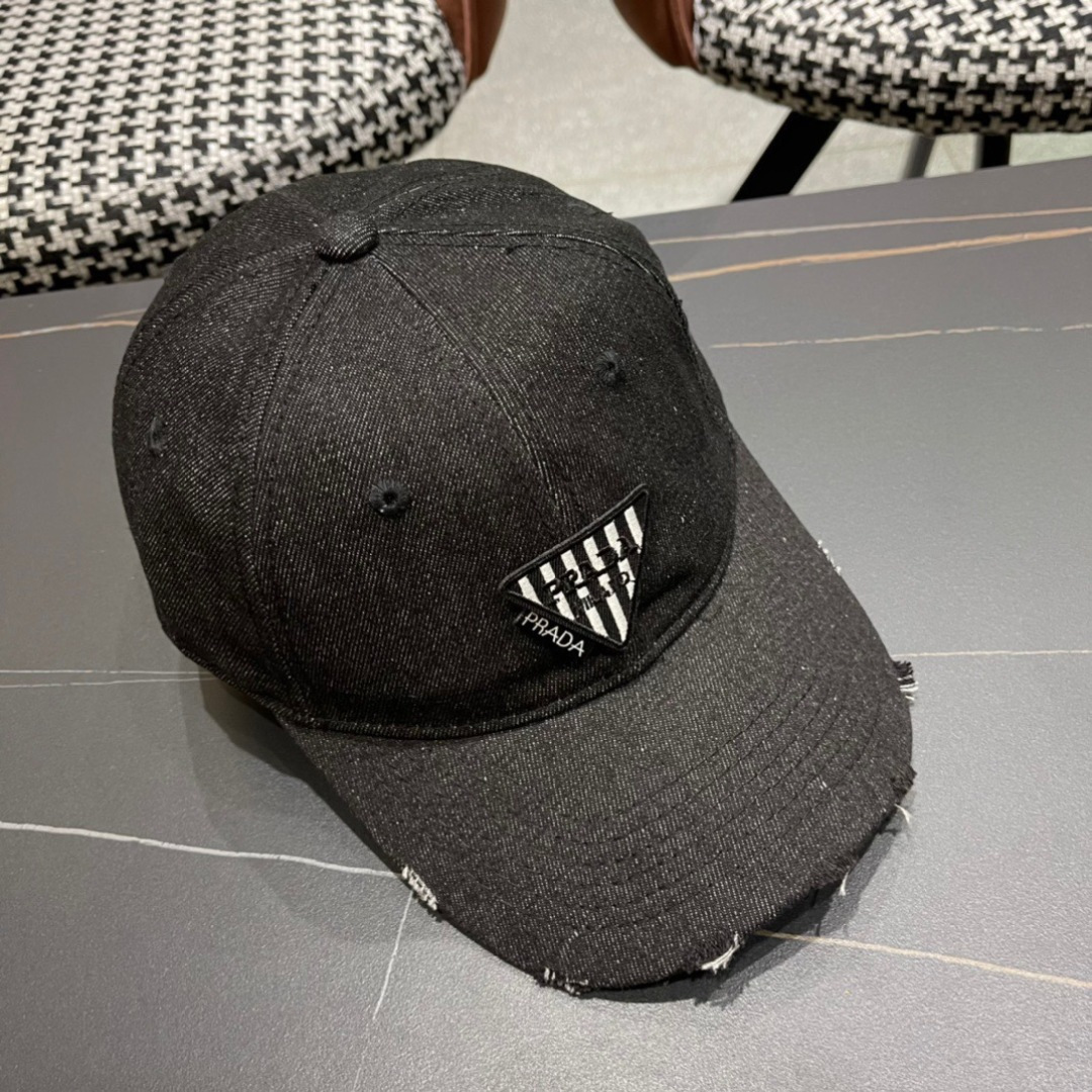 
火爆倒三角四色出货！
Prada(普拉达)经典原单牛仔棒球帽， 经典倒三角金轻盈透气！质量超赞，基础头