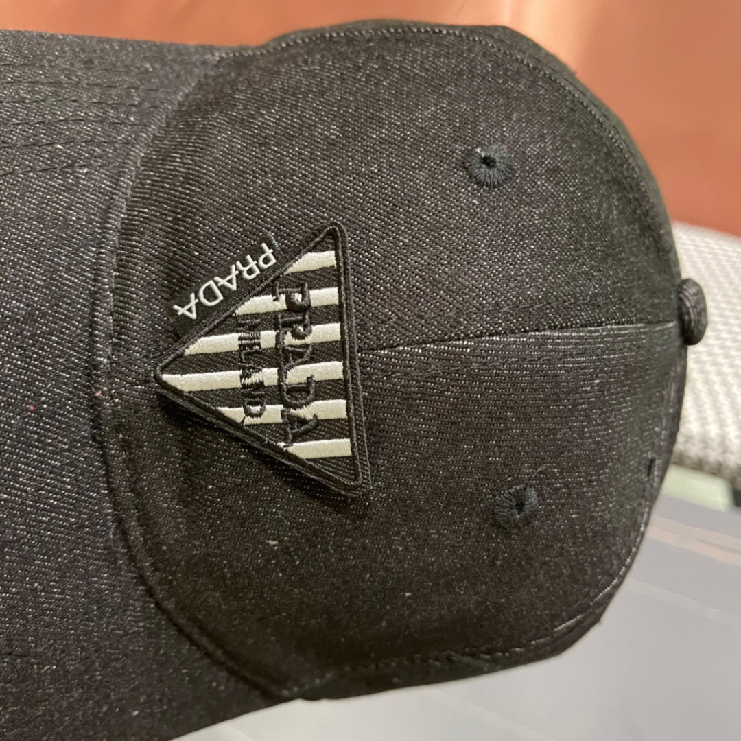 
火爆倒三角四色出货！
Prada(普拉达)经典原单牛仔棒球帽， 经典倒三角金轻盈透气！质量超赞，基础头