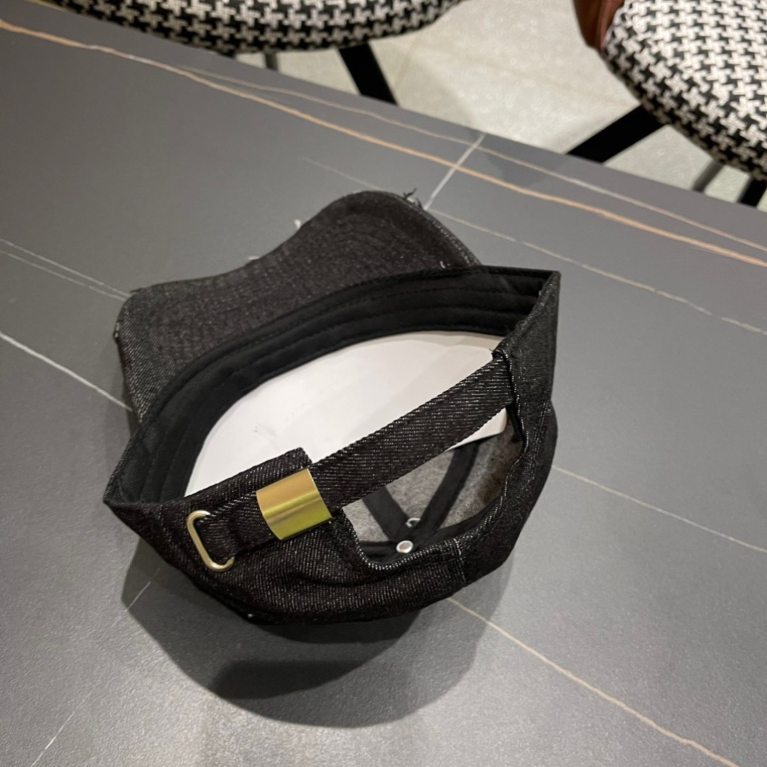 
火爆倒三角四色出货！
Prada(普拉达)经典原单牛仔棒球帽， 经典倒三角金轻盈透气！质量超赞，基础头