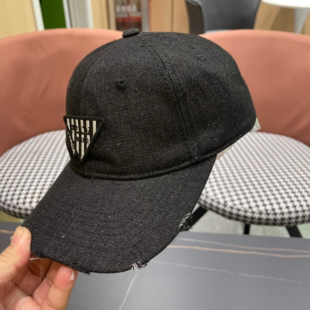 
火爆倒三角四色出货！
Prada(普拉达)经典原单牛仔棒球帽， 经典倒三角金轻盈透气！质量超赞，基础头