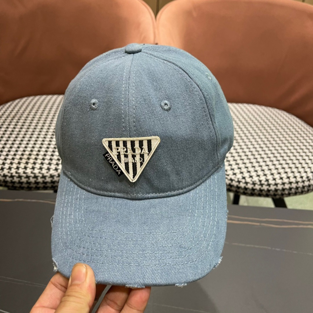 
火爆倒三角四色出货！
Prada(普拉达)经典原单牛仔棒球帽， 经典倒三角金轻盈透气！质量超赞，基础头