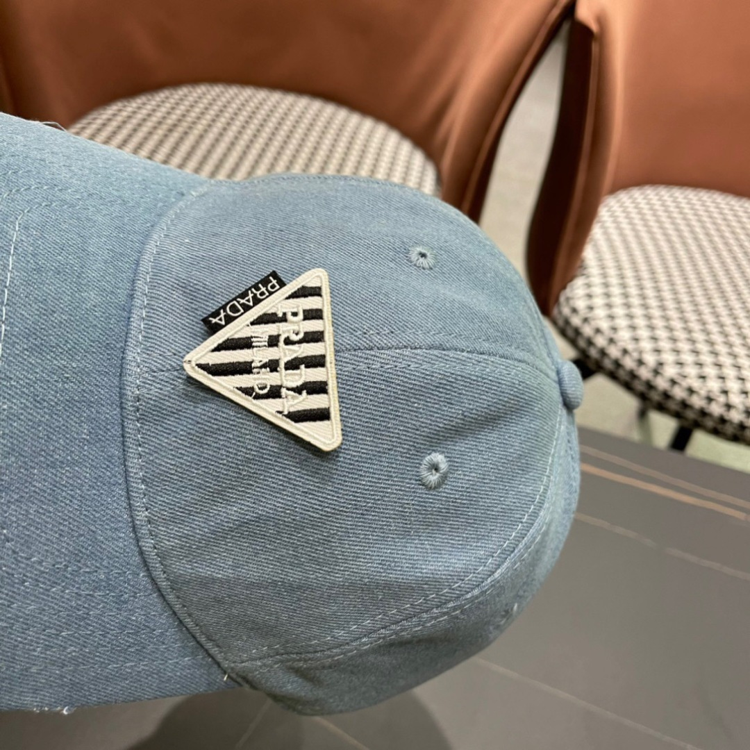 
火爆倒三角四色出货！
Prada(普拉达)经典原单牛仔棒球帽， 经典倒三角金轻盈透气！质量超赞，基础头