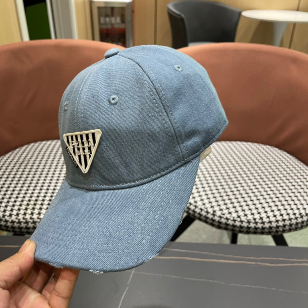 
火爆倒三角四色出货！
Prada(普拉达)经典原单牛仔棒球帽， 经典倒三角金轻盈透气！质量超赞，基础头