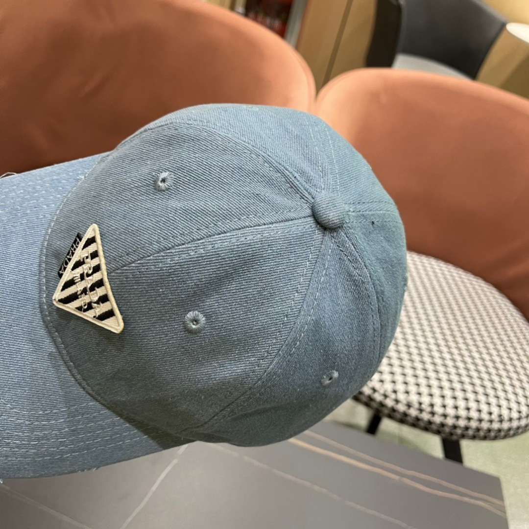 
火爆倒三角四色出货！
Prada(普拉达)经典原单牛仔棒球帽， 经典倒三角金轻盈透气！质量超赞，基础头