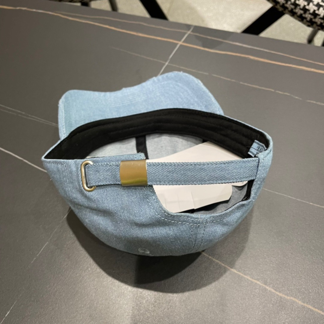 
火爆倒三角四色出货！
Prada(普拉达)经典原单牛仔棒球帽， 经典倒三角金轻盈透气！质量超赞，基础头