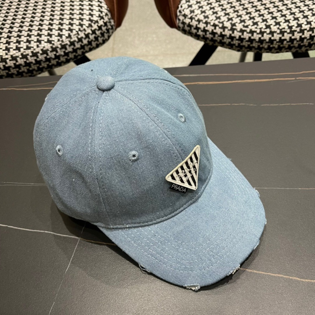 
火爆倒三角四色出货！
Prada(普拉达)经典原单牛仔棒球帽， 经典倒三角金轻盈透气！质量超赞，基础头