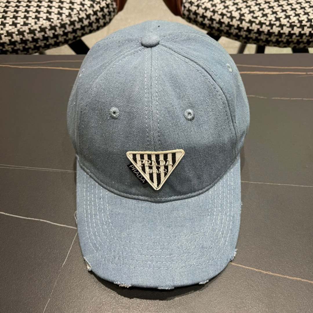 
火爆倒三角四色出货！
Prada(普拉达)经典原单牛仔棒球帽， 经典倒三角金轻盈透气！质量超赞，基础头