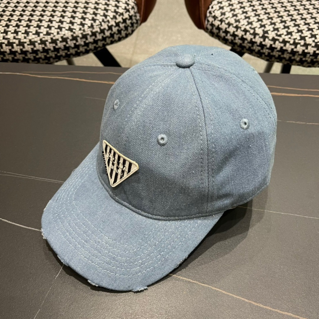 
火爆倒三角四色出货！
Prada(普拉达)经典原单牛仔棒球帽， 经典倒三角金轻盈透气！质量超赞，基础头