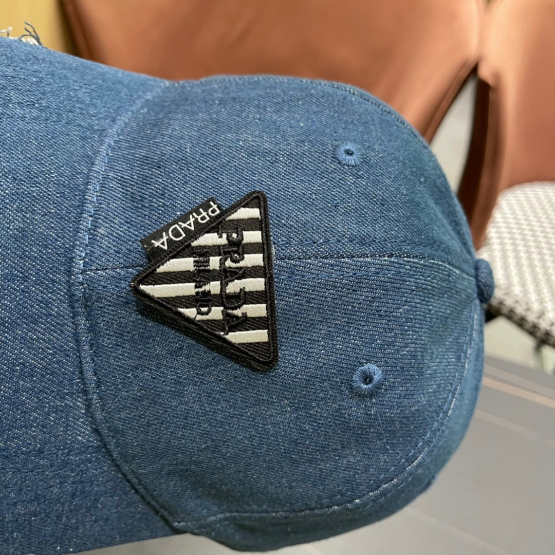 
火爆倒三角四色出货！
Prada(普拉达)经典原单牛仔棒球帽， 经典倒三角金轻盈透气！质量超赞，基础头