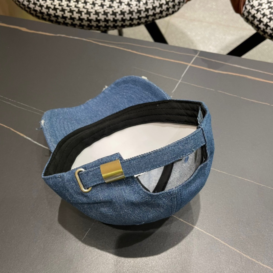 
火爆倒三角四色出货！
Prada(普拉达)经典原单牛仔棒球帽， 经典倒三角金轻盈透气！质量超赞，基础头