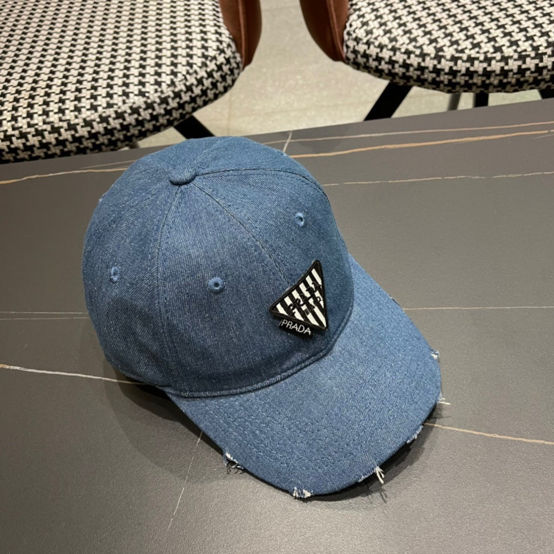 
火爆倒三角四色出货！
Prada(普拉达)经典原单牛仔棒球帽， 经典倒三角金轻盈透气！质量超赞，基础头